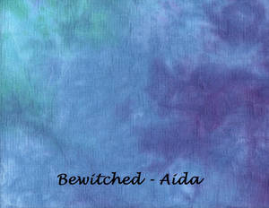 帶有藍色、紫色和藍綠色紮染圖案及文字 Bewitched Aida 的紋理布料
