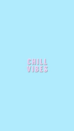 粉彩粉紅色文字 'CHILL VIBES' 置中於淺藍色背景上。 — iPhone 鎖定畫面 GIF 壁紙