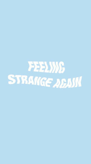 文字桌布，藍色背景上以白色顯示「feeling strange again」