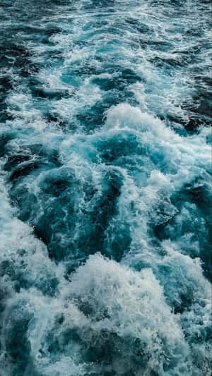 翻騰的藍綠色海浪與白色泡沫