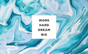 在藍白抽象漩渦背景上的勵志文字 work hard dream big。