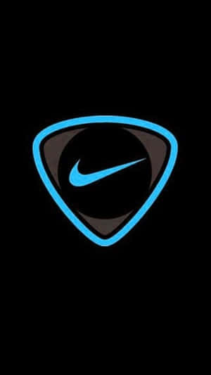 黑色背景上，結他撥片內的藍色Nike標誌