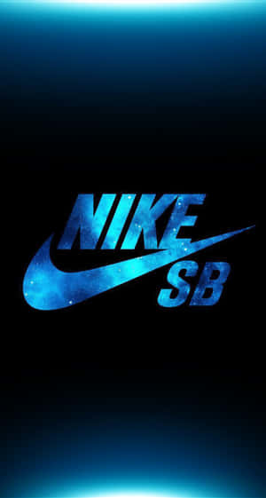藍色Nike SB標誌，帶有星星紋理，在深色漸變背景上。