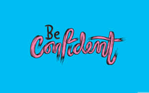 在青色背景上以大膽粉紅色筆觸字母書寫的勵志短語「Be Confident」。