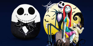Jack Skellington 和 Sally 在萬聖節小鎮，有蝙蝠和滿月。 — 可愛藍色 壁紙