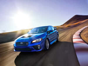 日落時分，藍色 Subaru WRX STI 在沙漠賽道上加速行駛。
