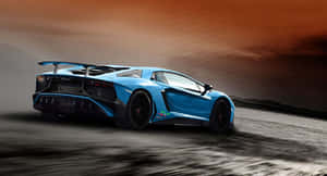 藍色林寶堅尼 Aventador SVJ 在日落時分奔馳於沙漠中。 — 汽車 壁紙