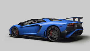 工作室環境中帶有黑色飾件和紅色制動器的藍色林寶堅尼 Aventador SVJ 開篷跑車。