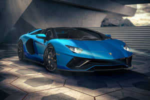 藍色林寶堅尼 Aventador SVJ Roadster 停泊在混凝土結構下，後面有山脈。 — 蘭博基尼 壁紙