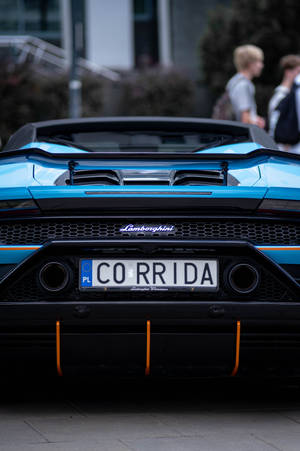 藍色林寶堅尼Huracán Spyder，帶有橙色飾邊和'CORRIDA'車牌。