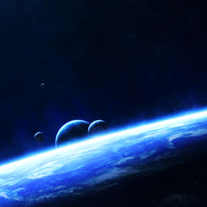 一顆藍色行星，帶有發光的大氣層和遙遠的衛星，映襯著繁星點點的夜空。