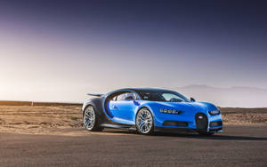 日落時分沙漠賽道上的藍色Bugatti Chiron