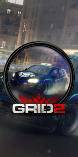 一輛賽車在夜間穿過城市，透過圓形鏡片觀看，帶有GRID 2標誌。
