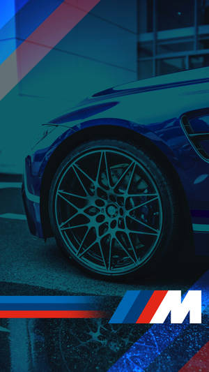 藍色BMW M汽車輪圈的特寫，帶有霓虹燈光和品牌條紋。