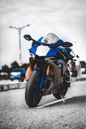 藍色Yamaha R1運動電單車停在街上。