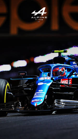 夜間賽道上明亮的燈光下的藍色 Alpine F1 賽車。