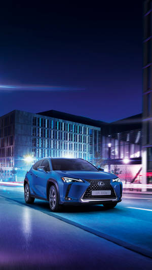 藍色Lexus UX 300e在夜晚充滿活力的城市中行駛，燈光閃爍。