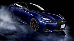 藍色Lexus GS-F跑車在黑暗的攝影棚環境中被煙霧環繞。