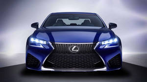 藍色 Lexus 房車在攝影棚燈光下的正面視圖。