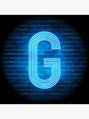 夜間磚牆上的藍色霓虹字母G。