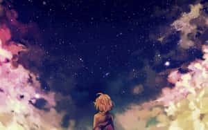 金髮動漫女孩仰望星空，夜空中有色彩繽紛的雲彩。 — 簡約藍色美學 壁紙