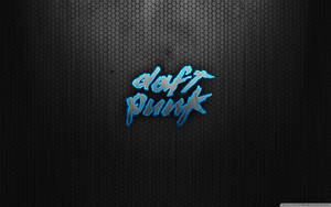 發光藍色Daft Punk標誌在深色六角網格背景上。