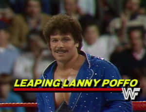 摔角手Lanny Poffo身穿藍色閃亮外套在摔角擂台內。 — 摔角 GIF 壁紙