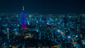 夜晚的東京城市景觀，閃耀的東京塔和繁忙的高速公路。