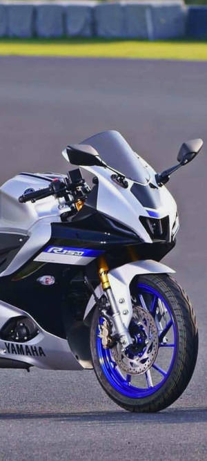 銀藍色Yamaha R15V3運動電單車喺賽道上。