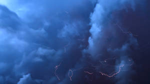 黑暗的暴風雲，明亮的閃電照亮天空。