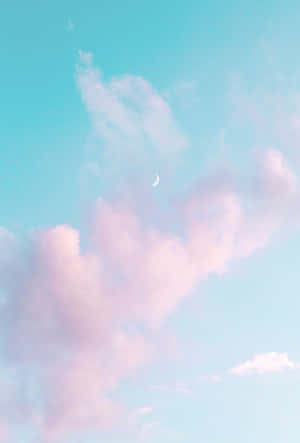 粉彩粉紅雲朵在寧靜的藍綠色天空下，飄浮於月牙之下。 — 藍天 壁紙