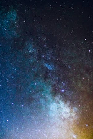 銀河系在黑暗的夜空中閃爍著藍色和金色的星星。 — 太空 壁紙