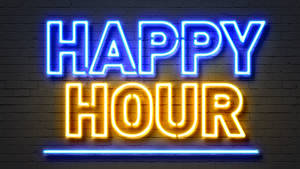 藍色和黃色霓虹燈牌在磚牆上寫著 happy hour。