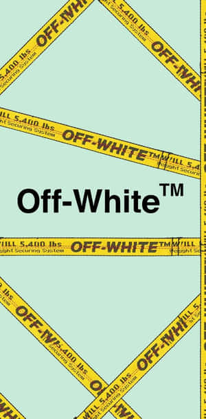 帶有 Off-White 品牌的黃色警示帶交叉在薄荷色背景上。