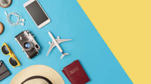 旅行必需品包括護照、相機、太陽眼鏡和飛機模型，在藍色黃色背景上。