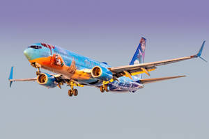 一架迪士尼冰雪奇緣主題飛機在天空中飛行。