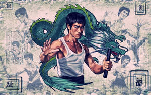 李小龍以武術姿勢站立，身後有綠龍，背景為拼貼畫。