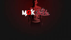 紋身男子與深色背景上的紅色和白色「MGK Love You」標誌。
