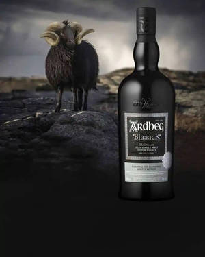 黑色Ardbeg Blaaack威士忌酒瓶，旁邊是一隻深色公羊，站在風暴中的岩石上。