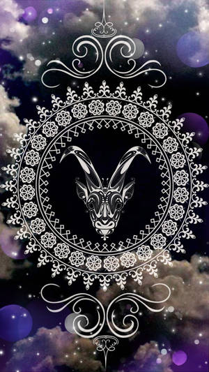 裝飾性公羊頭，置於白色曼陀羅框架內，背景是星光閃爍的紫色宇宙。