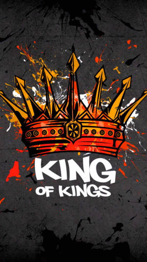 一個風格化的皇冠，帶有火焰般的飛濺和粗體文字「King of Kings」，位於黑暗背景上。