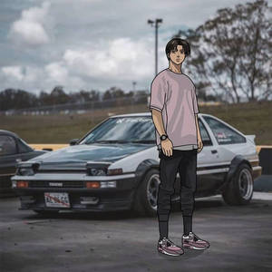 穿著休閒服的動漫角色站在改裝過的AE86飄移車旁邊。