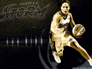 Sue Bird 穿著西雅圖風暴隊服運球移動。