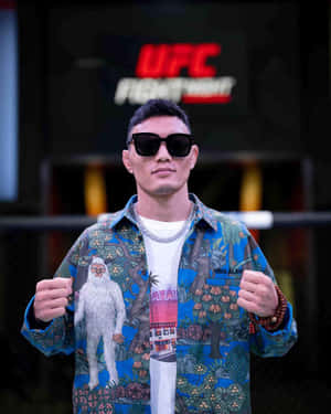 UFC拳手戴太陽眼鏡和彩色襯衫舉拳擺姿勢。 — 動漫打鬥 壁紙