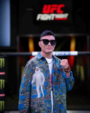 UFC拳手戴太陽眼鏡和圖案襯衫在戶外擺姿勢。