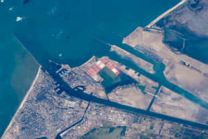 俯瞰沿海城市，鹽田與工業碼頭。 — 海 壁紙