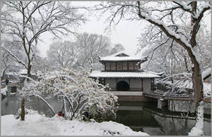 雪覆蓋的中式亭閣，旁邊有湖水和光禿的樹木 — 中性 壁紙