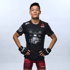 身穿UFC裝備的MMA選手在攝影棚自信擺姿勢