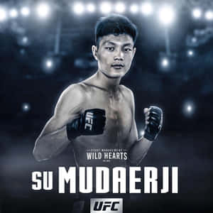MMA拳手Su Mudaerji戴著黑色手套，在場館燈光下與UFC品牌標誌。