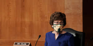 柯林斯參議員在政府聽證會上戴口罩。